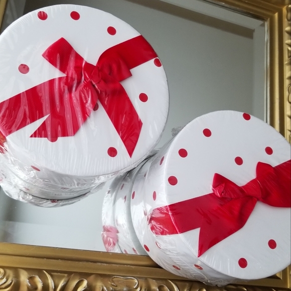 ❗Sugar Paper Red and White Polka Dot Round Box with Bow❗ - Picture 1 of 8